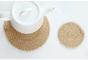 Détails de sets de table ronds en jute faits main sur marbre avec une théière