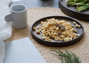Gros plan d'une assiette en céramique brune sur un set de table épais en lin tressé