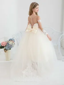 Vestido de princesa marfil para niña con bordado de encaje, tul y una cola larga