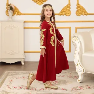Detalle del vestido caftán de terciopelo rojo con bordado dorado y encaje elegante