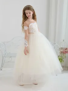 Elegante vestido de princesa en tul champán con encaje para fiestas y bodas