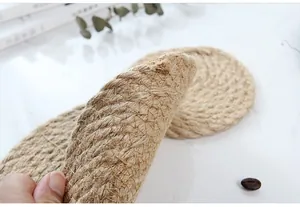 Gros plan sur un set de table en jute tressé à la main avec couture dorée fine