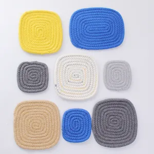Dettaglio dei sottobicchieri quadrati multicolori in cotone intrecciato resistenti al calore