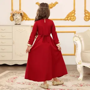 Vista trasera del vestido rojo de niña con bordados dorados y elegante lazo en la cintura