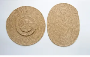 Détail de sets de table en jute tressée ronds et ovales avec isolation épaisse