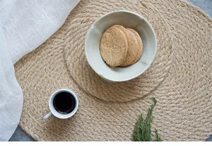 Gros plan sur un set de table rond en jute tissé main avec texture en spirale