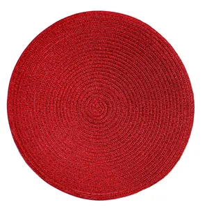 Vue macro d'un set de table rond rouge résistant à la chaleur avec texture tissée spirale