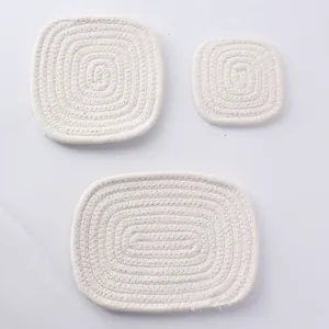 Dettaglio di 3 sottobicchieri in cotone intrecciato con spessa trama a spirale in bianco
