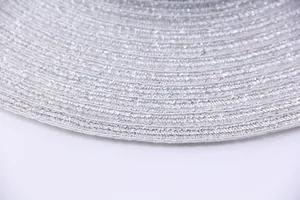 Vue macro détaillée du set de table rond argenté avec une finition métallique isolante