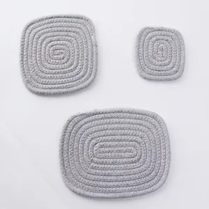 Set di tre sottobicchieri grigi in cotone intrecciato a mano, forme quadrate e ovali