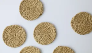 Vue détaillée de six dessous de verre ronds en jute tressée main à texture spirale