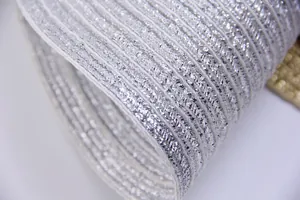 Vue macro de la texture tissée métallique argentée sur set de table nordique isolant