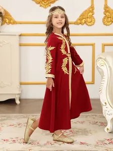 Vestido caftán rojo oscuro para niña con bordados de hojas doradas y encaje