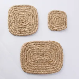 Set di tre sottobicchieri quadrati in iuta intrecciata resistenti al calore per il tavolo