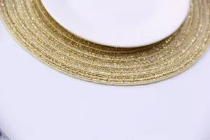 Vue détaillée du tissage en spirale doré et de la bordure de ce set de table rond chic