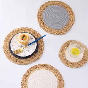 Détail du set de table montrant la texture paille et la spirale en coton gris