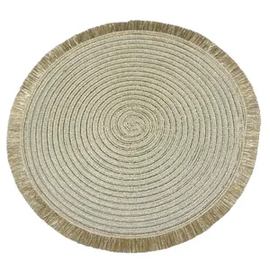 Set de table rond doré avec texture en spirale et bord à franges sur fond blanc