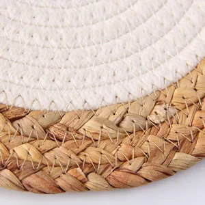 Détail macro d'un set de table tressé en corde de coton et fibres d'herbe naturelle