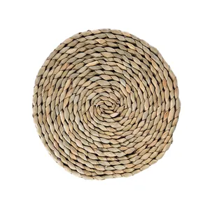 Handwoven natural seagrass round table mat with spiral pattern for heat insulation