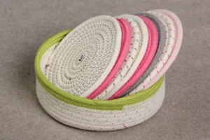 Detalle de posavasos de cuerda de algodón trenzado con textura espiral y cesta