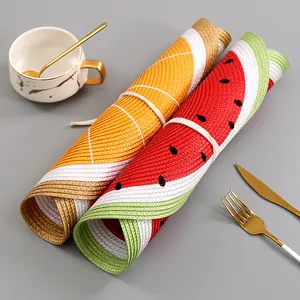Detailaufnahme gewebter hitzebeständiger Tischsets mit Orangen- und Wassermelonenmuster