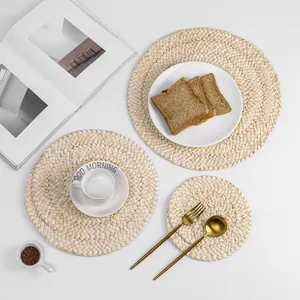 Handgeflochtene Tischsets aus Maisstroh zur Wärmeisolierung beim minimalistischen Frühstück