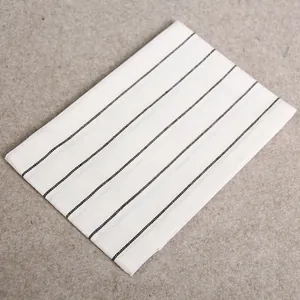 Dettaglio macro di un canovaccio nordico in cotone bianco con strisce minimaliste