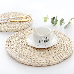 Handwoven round corn husk placemat with thick insulation for minimalist home dining decor