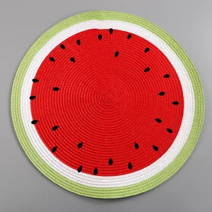 Draufsicht auf ein rundes gewobenes Tischset im Wassermelonen-Design mit rotem Fruchtfleisch