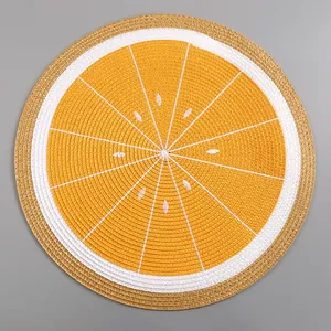Nahaufnahme eines runden gewebten Tischsets mit detailliertem Orangen- und Spiraldesign