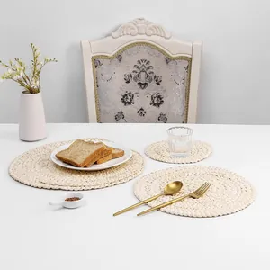 Detailansicht der handgeflochtenen Platzsets aus Maisschalen mit Spiral-Texturen
