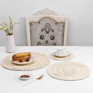 Detailansicht der runden Platzsets aus Maisschalen mit natürlicher Textur und Hitzeschutz
