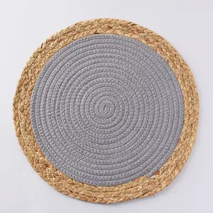 Set de table rond de style japonais avec cœur en coton gris et bord en paille naturelle