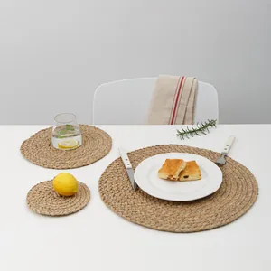 Handgewebte runde Platzsets aus Jute in drei Größen für Hitzeschutz und Tischdeko