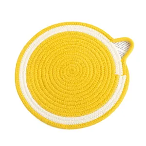 Mantel individual de algodón tejido a mano en amarillo y blanco con diseño en espiral