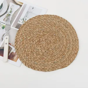 Rundes Tischset aus geflochtenem Stroh mit Spiralmuster für die Küchendekoration