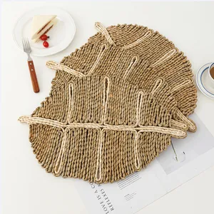 Leaf Shaped Handwoven Placemat Natural Bulrush Corn Husk Heat Resistant Coaster Rustic Table Decoration For Kitchen Dining Room