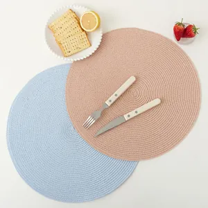 Sets de table ronds tissés à la main en bleu et rose pour une décoration de table scandinave