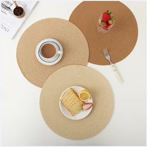 Lot de trois sets de table ronds tissés en marron, kaki et crème pour décoration de table