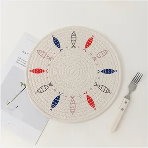 Ronde gevlochten placemat met kleurrijke vispatronen in Scandinavische moderne stijl