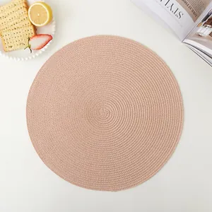 Gros plan du set de table tissé rose avec texture en spirale et décor de thé élégant
