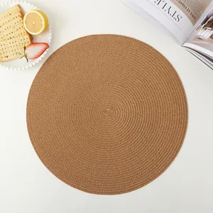 Détail de set de table rond tissé avec texture en spirale pour une déco de table