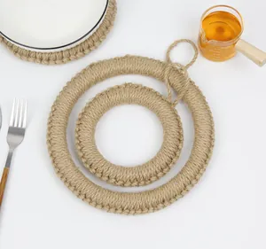 Détail de sets de table ronds en jute tressée main avec boucle de suspension pour la cuisine