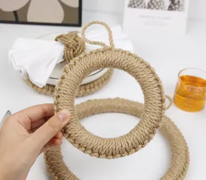 Détail d'un set de table rond en jute fait main avec tresse résistante à la chaleur et boucle