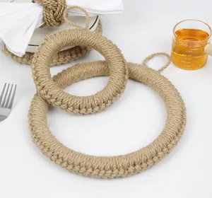Détail des dessous de plat en jute tressée à la main et de son rond de serviette