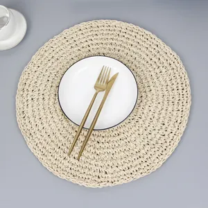 Set de table rond tressé en fibre de papier blanc crème avec assiette et couverts dorés