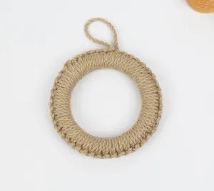 Détail d'un set de table rond en jute tressé à la main avec boucle de suspension pratique