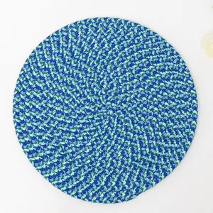 Nahaufnahme der spiralförmig gewebten Baumwoll-Tischmatte in gemischten Blau- und Grüntönen