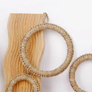 Detailaufnahme der gewebten Seegras-Tischmatte mit natürlichen Fasermustern in Beige