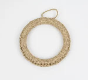 Détail du set de table en jute tressé montrant la texture et la boucle de suspension